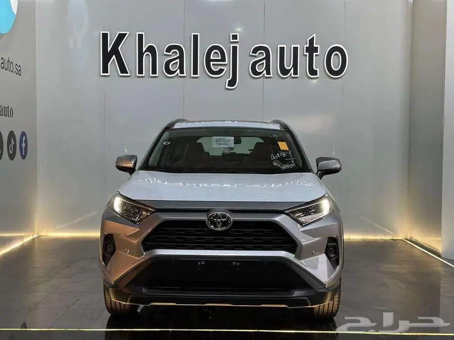 تويوتا راف فور بنزين XLE نص فل 2025 2