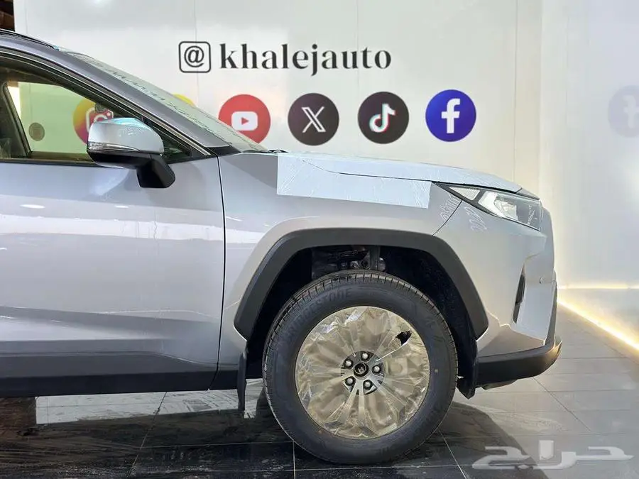 تويوتا راف فور بنزين XLE نص فل 2025 5