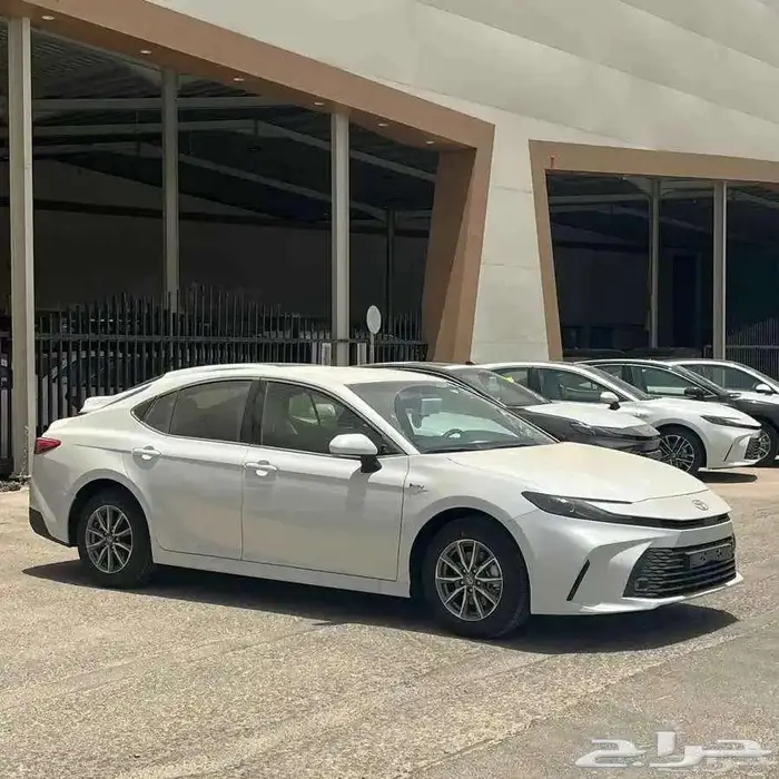 تويوتا كامري E هايبرد 2025 0