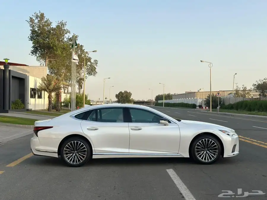 لكزس LS350 2024 شبه جديدة 9