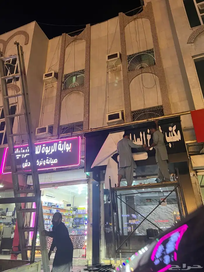 خطاط لوحات بنرات واستيكرات وحروف بارزه وكلادينج 27