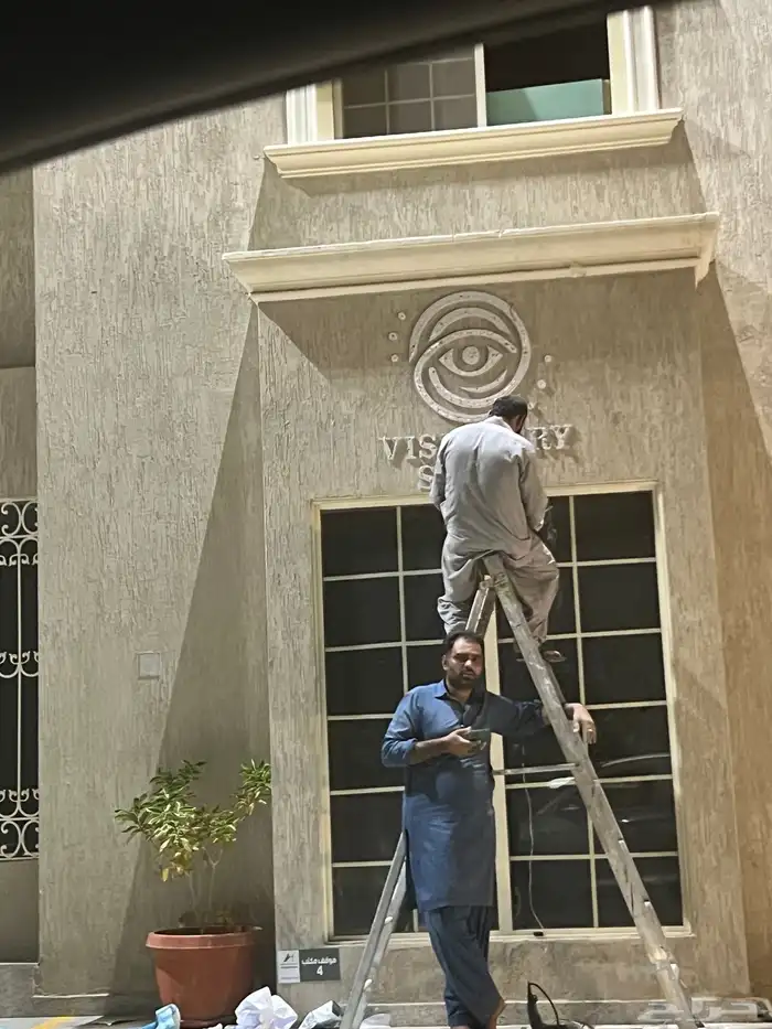 خطاط لوحات بنرات واستيكرات وحروف بارزه وكلادينج 5