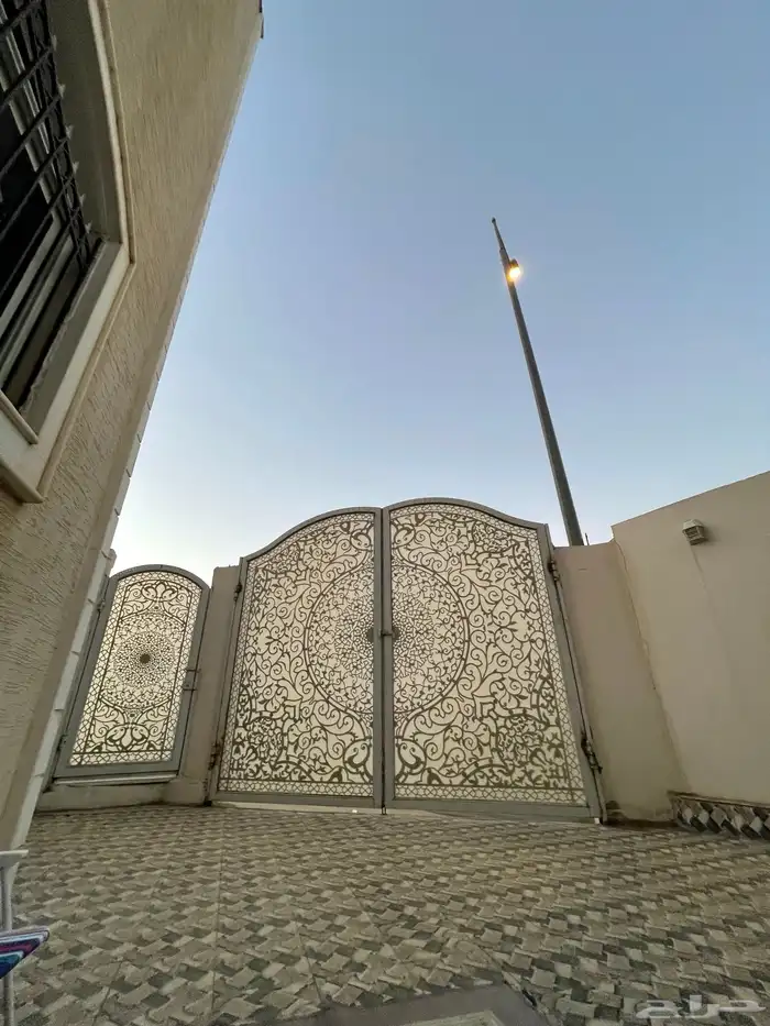 بوابه للبيع شبه جديده 1