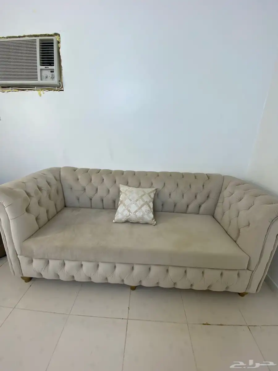 كنب منفصل لون بيج مع طاولاتها وفرشه مع الستاره 4