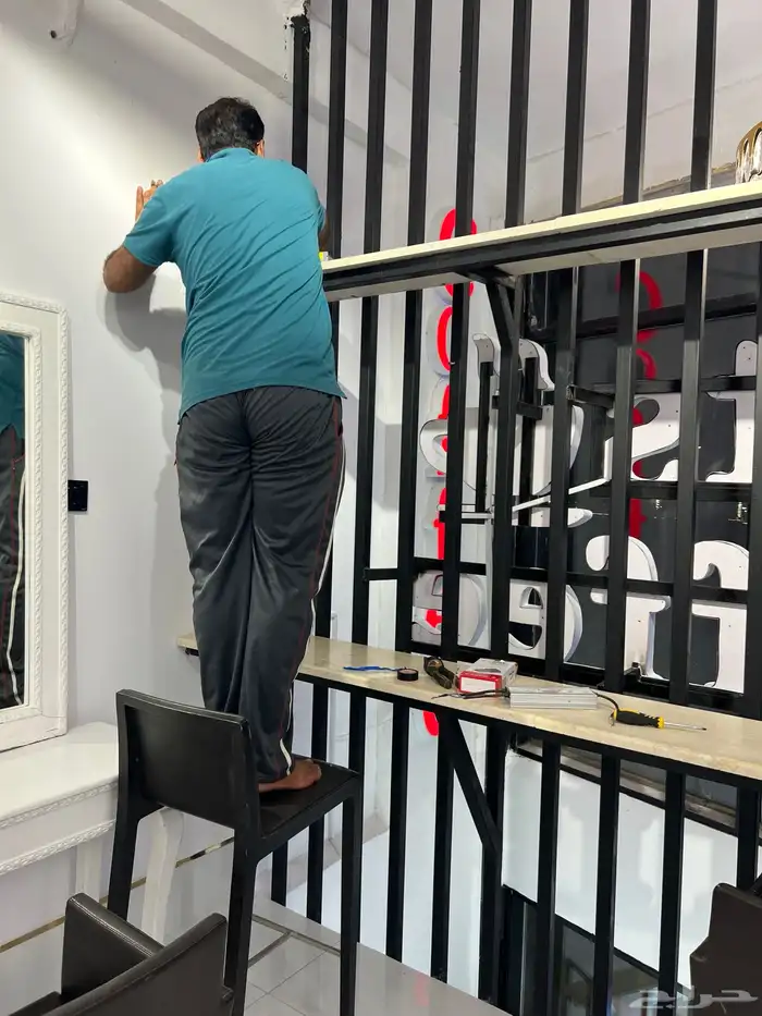 خطاط لوحات بنرات واستيكرات وحروف بارزه وكلادينج 16
