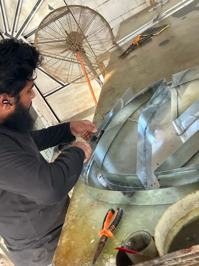 خطاط لوحات بنرات واستيكرات وحروف بارزه وكلادينج 0