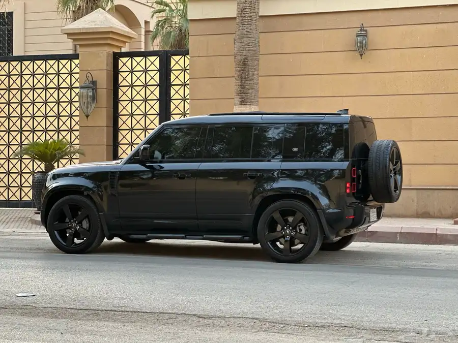 ديفندر 2023 HSE V6 11