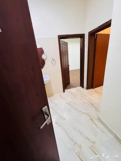 شقه ثلاث غرف بحي الريان عوائل شامل الماء والغاز 1