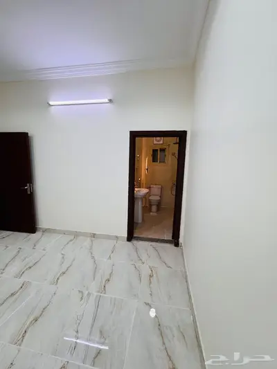 شقه ثلاث غرف بحي الريان عوائل شامل الماء والغاز 10