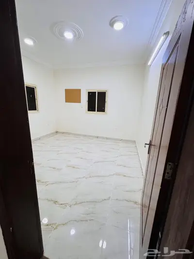 شقه ثلاث غرف بحي الريان عوائل شامل الماء والغاز 8