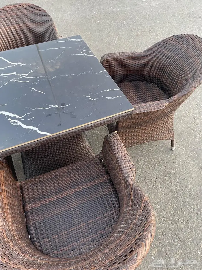 طاولات خيزران مع كل طاوله اربعه كراسي 1