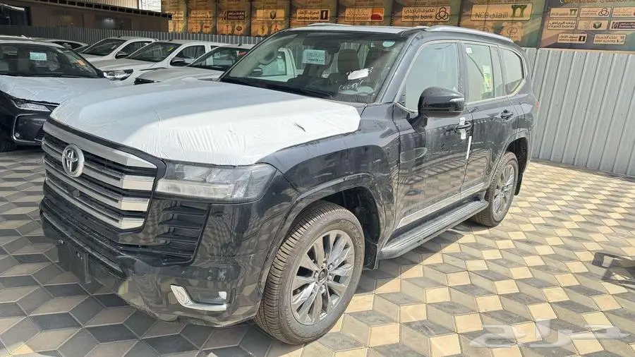 لاند كروزر GXR-L3ديزل اسود 2024 1