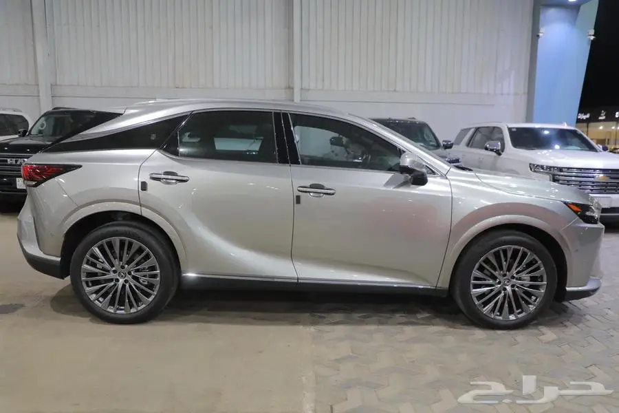 ليكزس RX 350 BB فل كامل بانوراما جلد بنزين موديل 2025 4