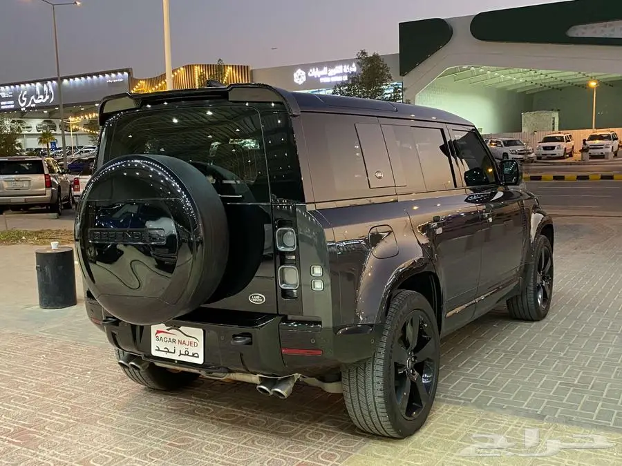 لاندروفر ديفندر 110 V8 موديل 2022م مستخدم 16