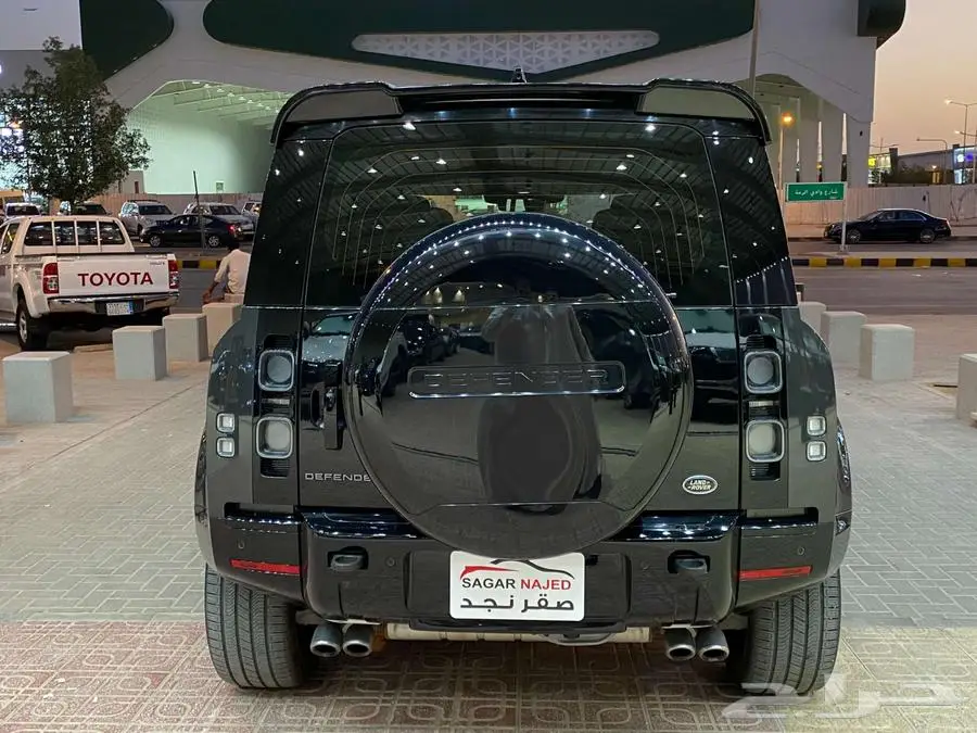 لاندروفر ديفندر 110 V8 موديل 2022م مستخدم 15