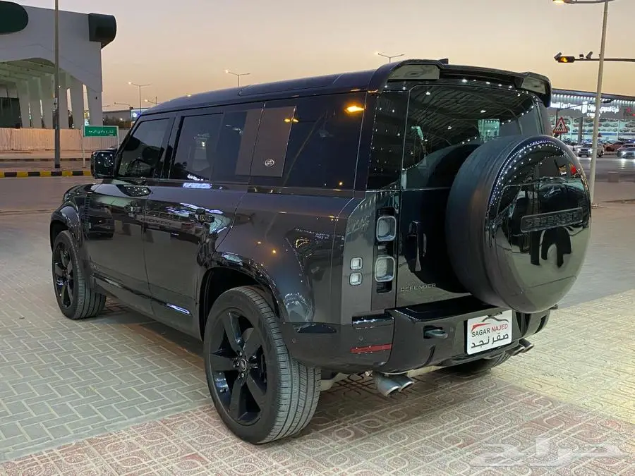 لاندروفر ديفندر 110 V8 موديل 2022م مستخدم 14
