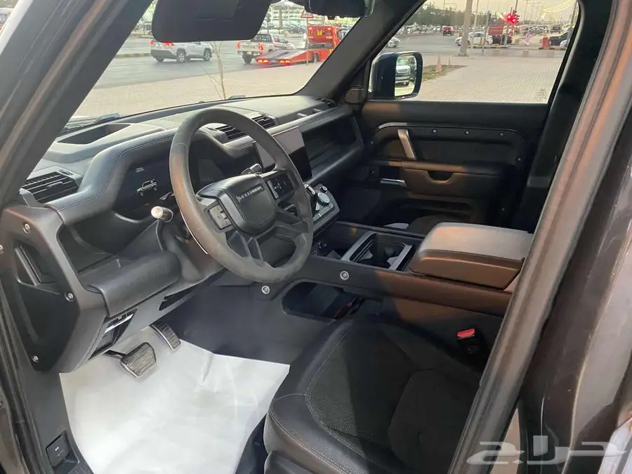لاندروفر ديفندر 110 V8 موديل 2022م مستخدم 7