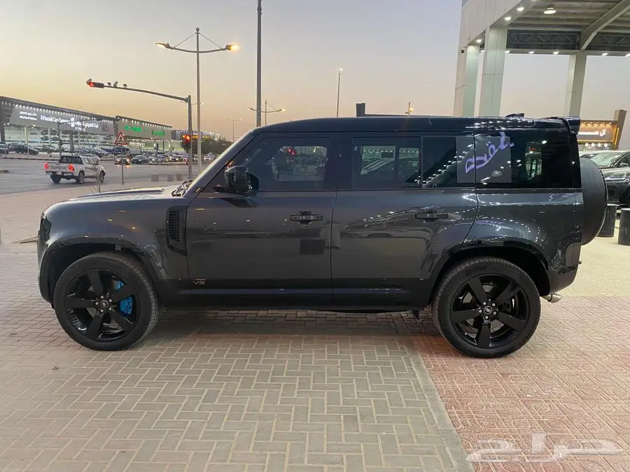 لاندروفر ديفندر 110 V8 موديل 2022م مستخدم 3