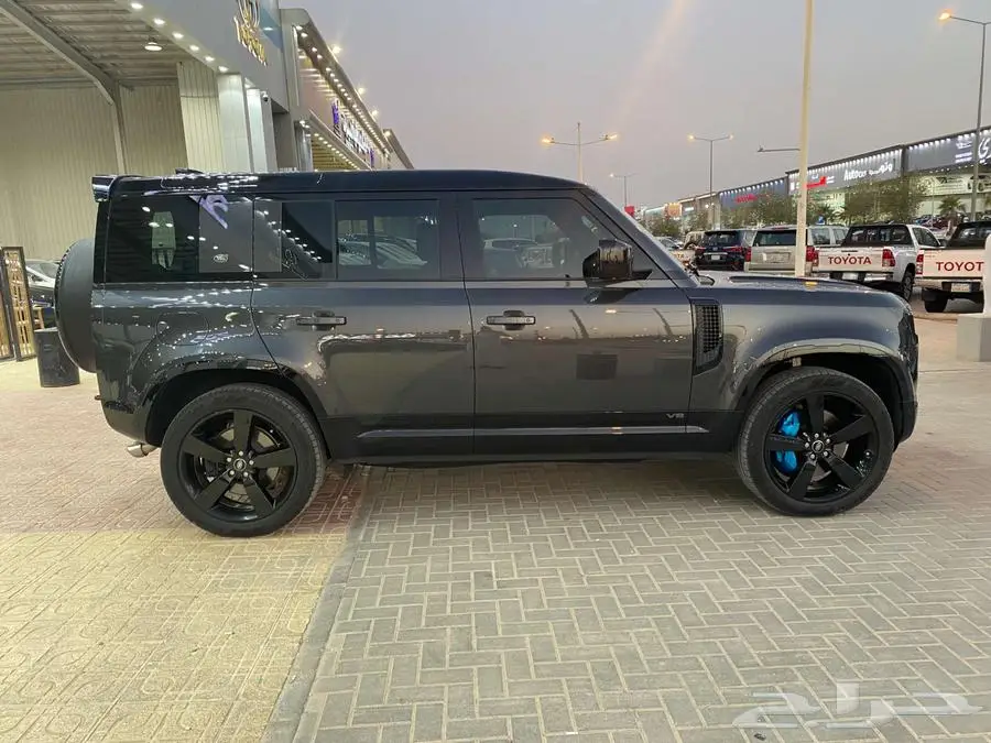 لاندروفر ديفندر 110 V8 موديل 2022م مستخدم 4