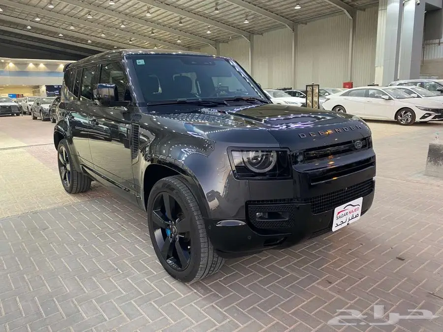 لاندروفر ديفندر 110 V8 موديل 2022م مستخدم 2