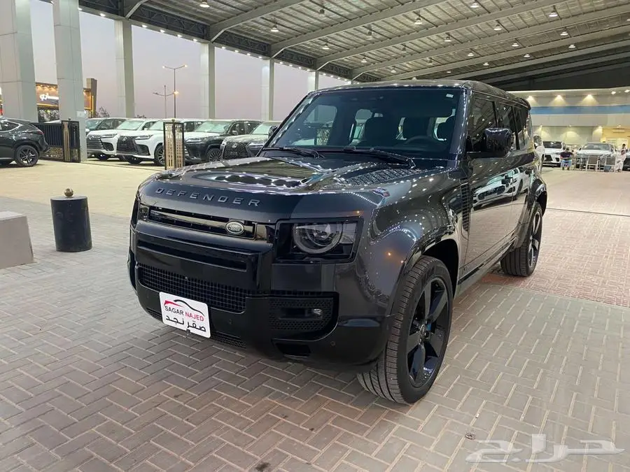 لاندروفر ديفندر 110 V8 موديل 2022م مستخدم 1