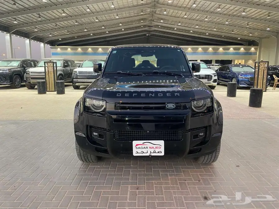 لاندروفر ديفندر 110 V8 موديل 2022م مستخدم 0