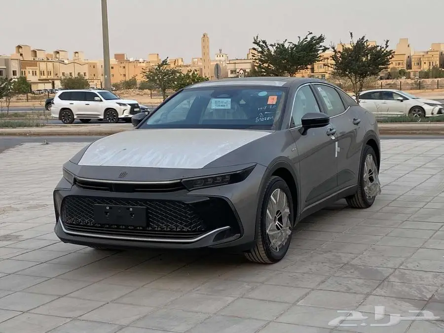 تويوتا كراون هايبرد 2025 6