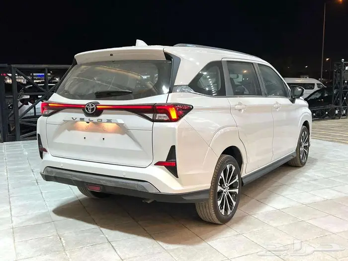 تويوتا فيلوز GLX 2025 1