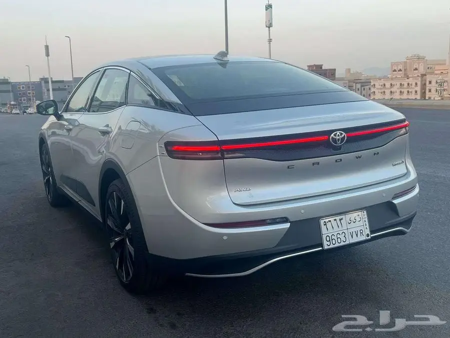 كراون ماجيستا فل أبيض هايبرد 2023 ماشيه قليل 4