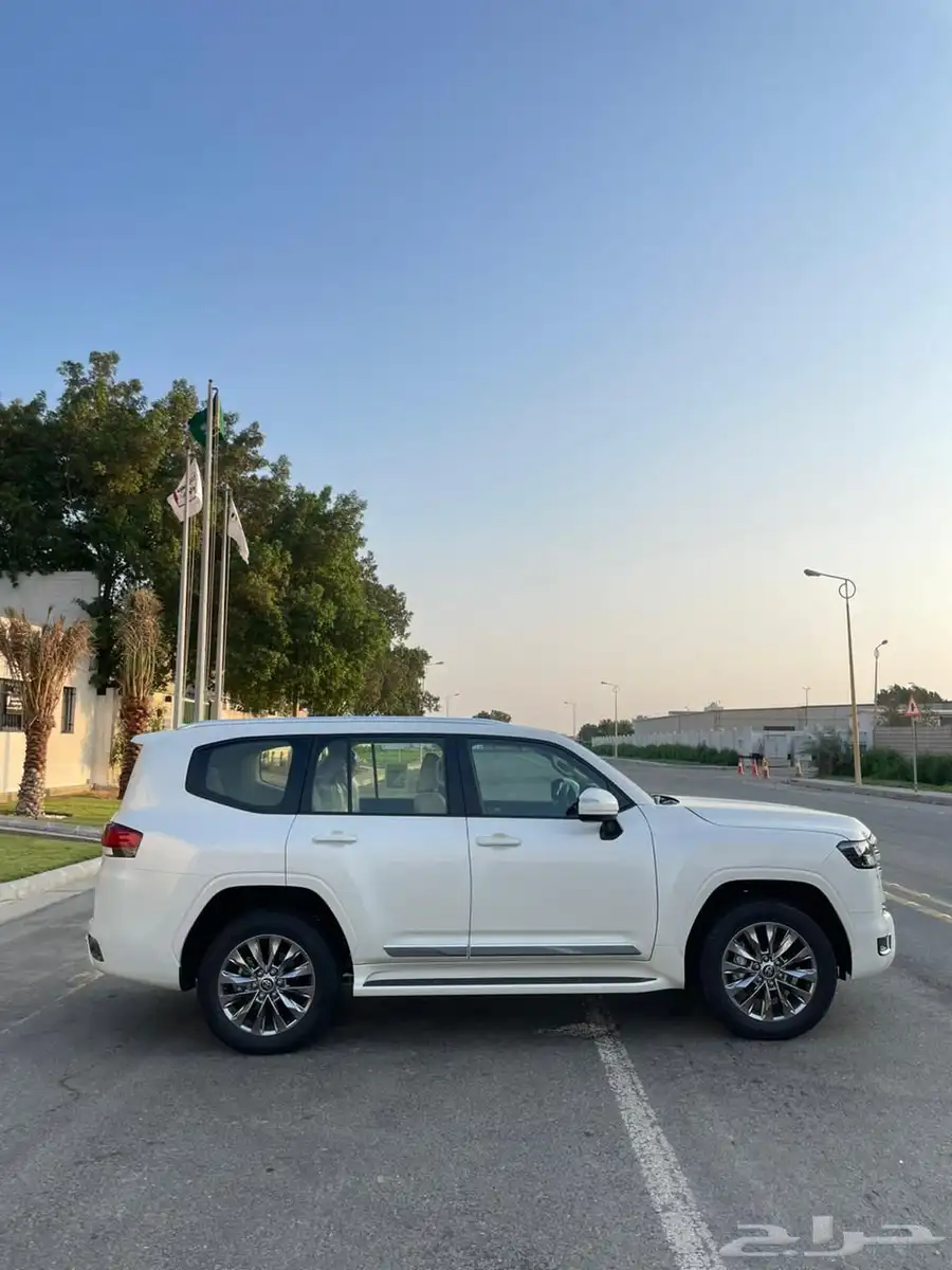 تويوتا لاندكروزر GXR 2023 L3 2