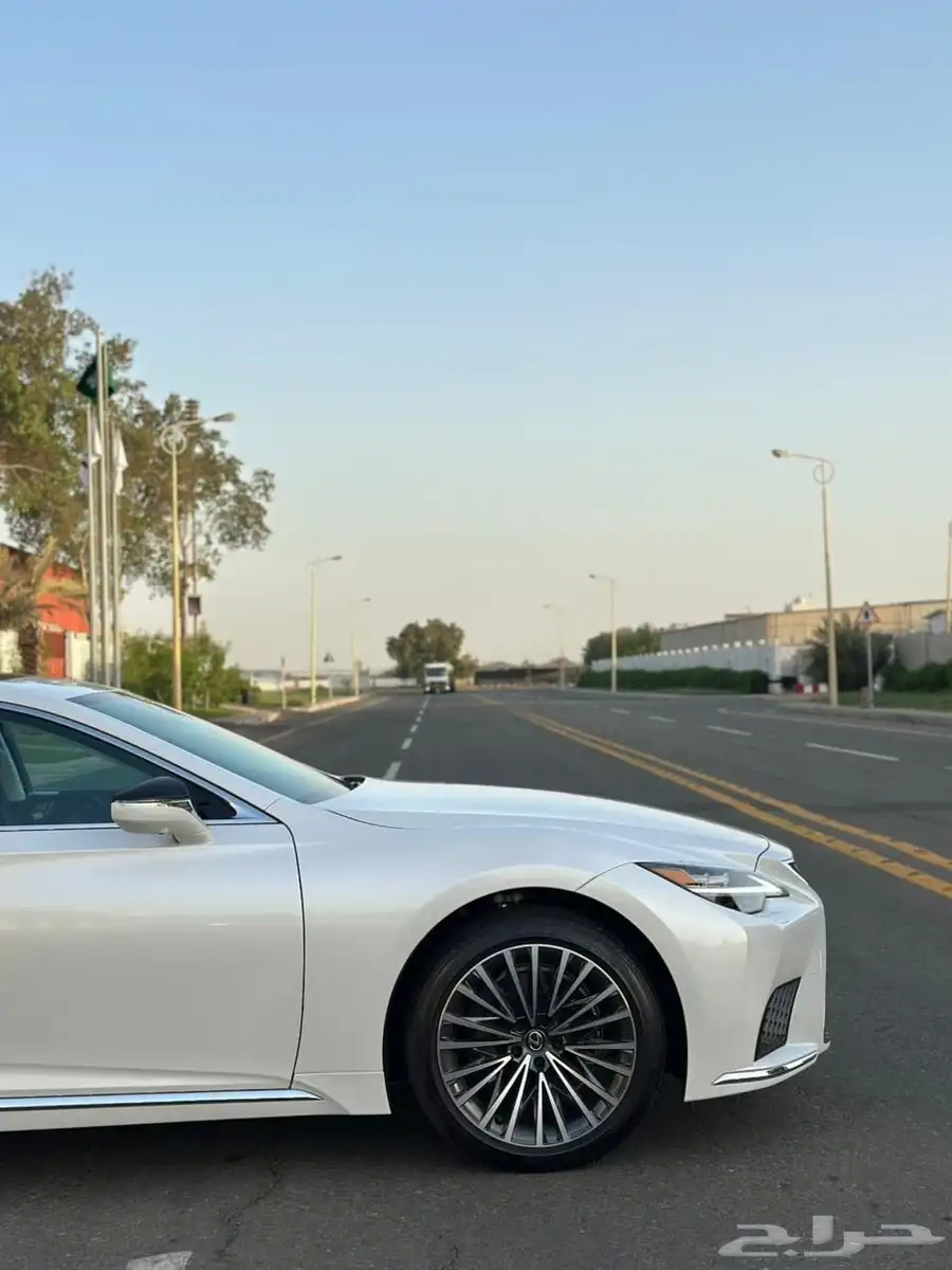 لكزس LS350 2024 شبه جديدة 8
