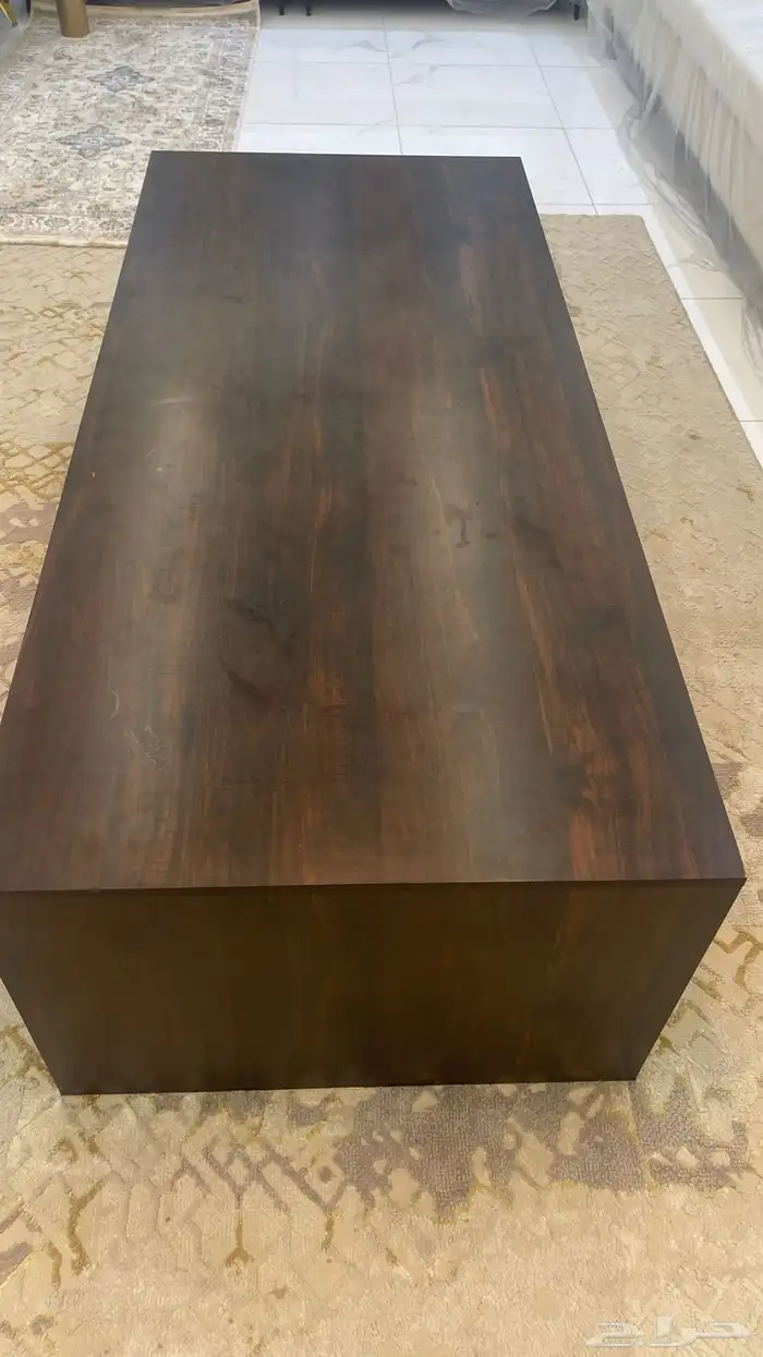 طاوله خشب نظيفه وجديده سبب البيع ماتليق مع طاولات الخدمه 0