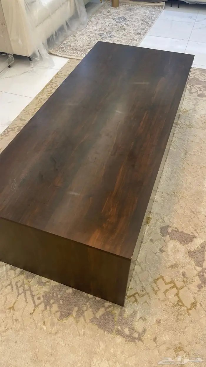 طاوله خشب نظيفه وجديده سبب البيع ماتليق مع طاولات الخدمه 1