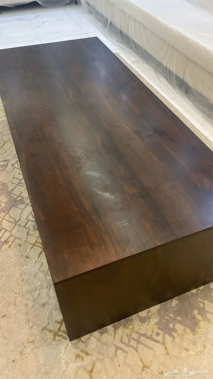 طاوله خشب نظيفه وجديده سبب البيع ماتليق مع طاولات الخدمه 2