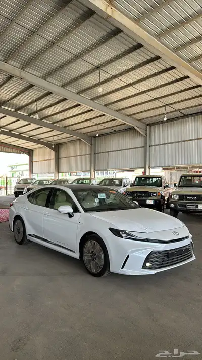 تويوتا كامري 2025 هايبرد LE بانوراما ابيض ماشي 140 كيلو فقط 0