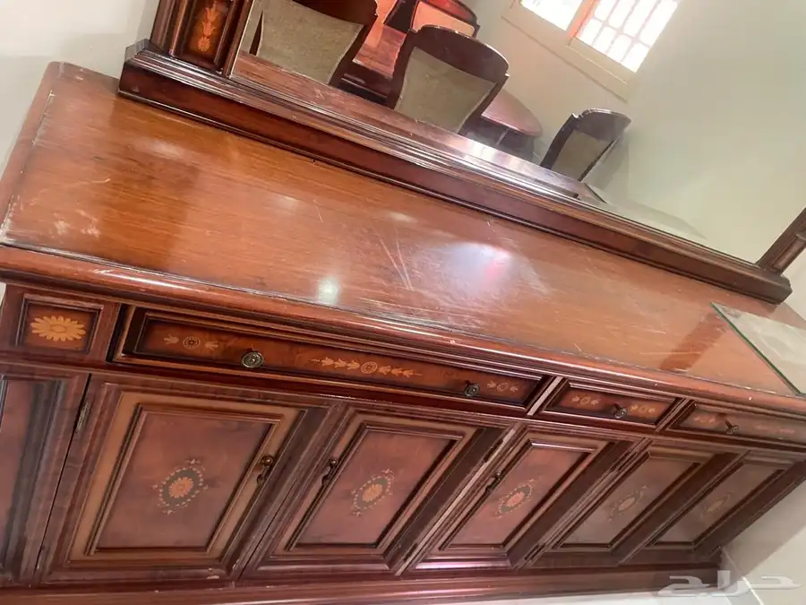 طاولة طعام وكراسي ومرأى 0