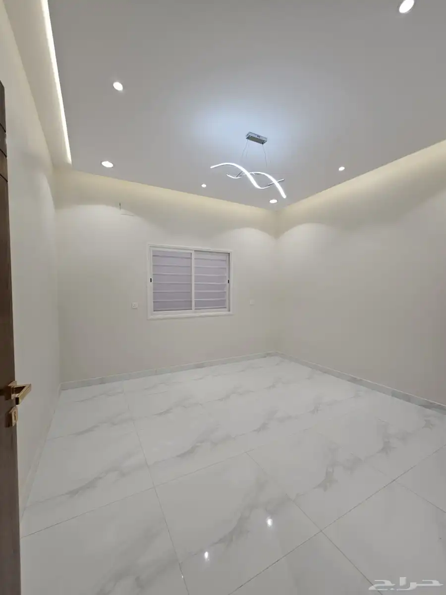 للبيع روف علوي بملحق وببايكة سياره تشطيب VIP ف ابها المحاله 26