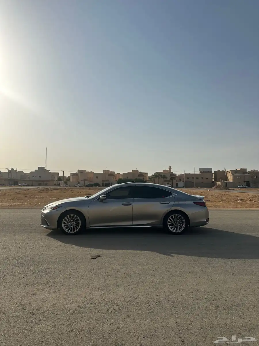 لكزس ES300 هايبرد 2019 فل كامل 3
