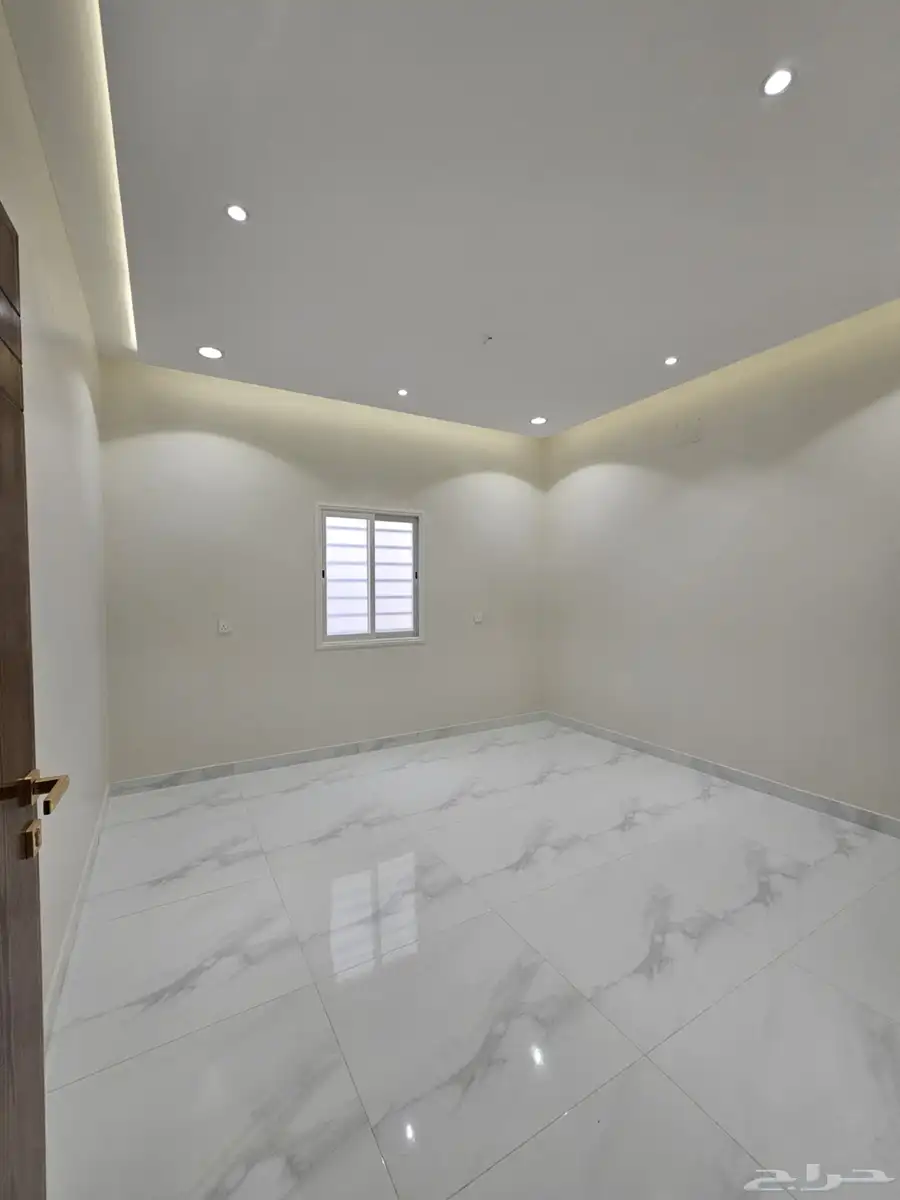 للبيع روف علوي بملحق وببايكة سياره تشطيب VIP ف ابها المحاله 42