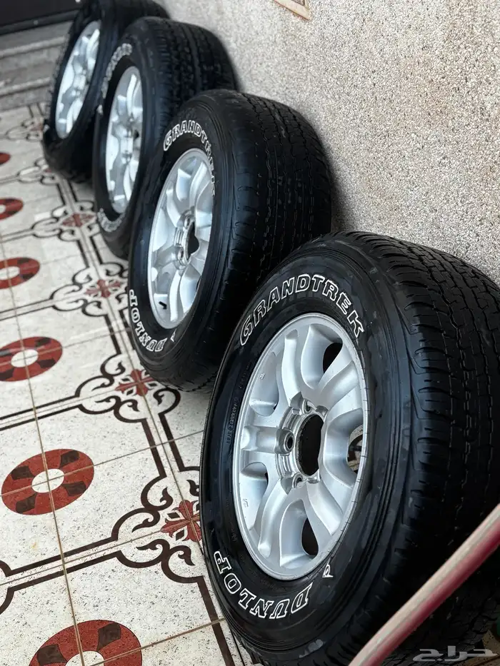 جنوط لانكروزر 2005 مع كفرات دانلوب 285 65 17 0