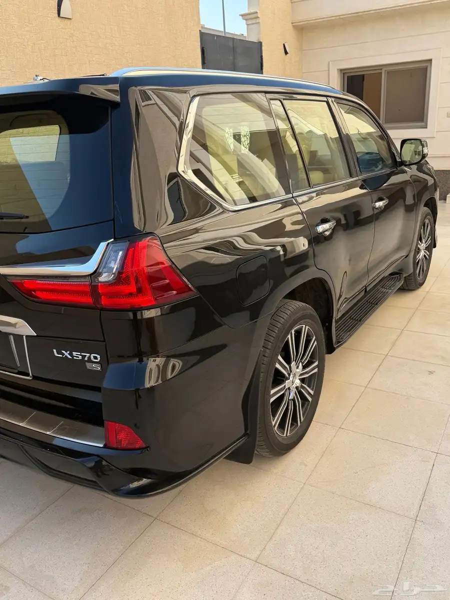 جيب لكزس LX 2021 سعودي فل كامل اسود 33