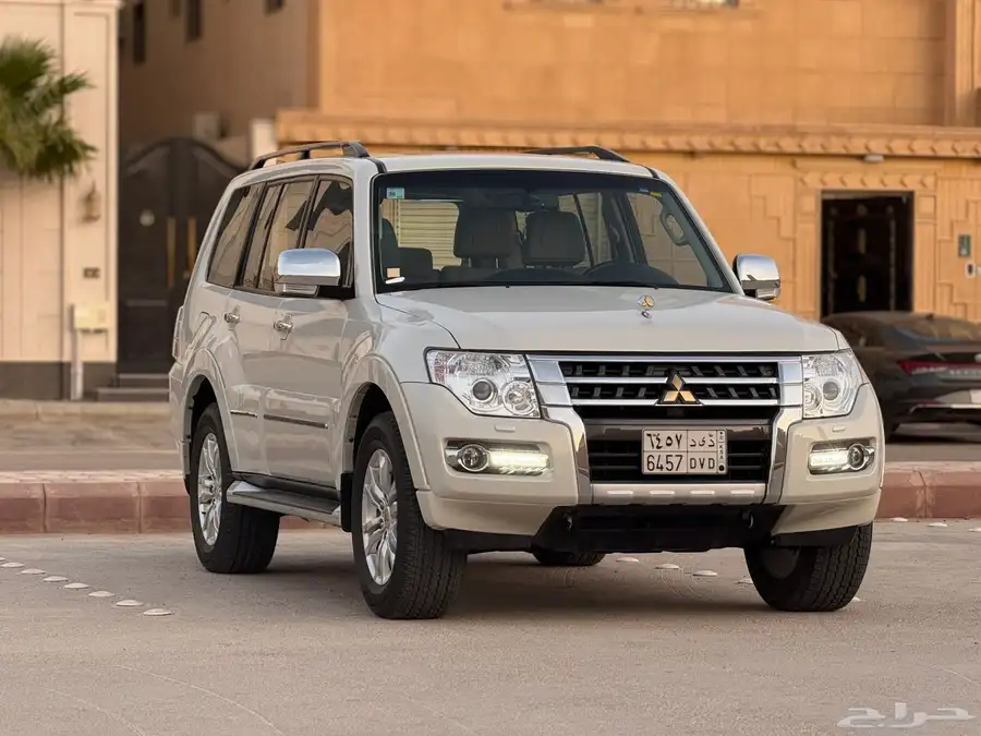 ميتسوبيشي باجيرو 3.5 علامات ذهبية موديل 2022 نظيف جدا 10
