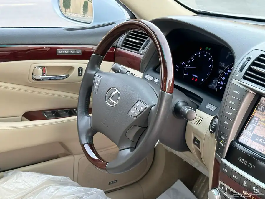 لكزس لارج 460 مخزن ماشيه 15 الف فقط بحاله الوكاله 40