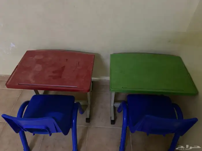 للبيع طاولات دراسيه 0