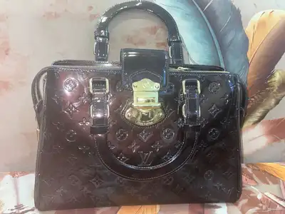 شنطة Louis Vuitton اصلية مع كرت الوكاله غير مستعمله 4