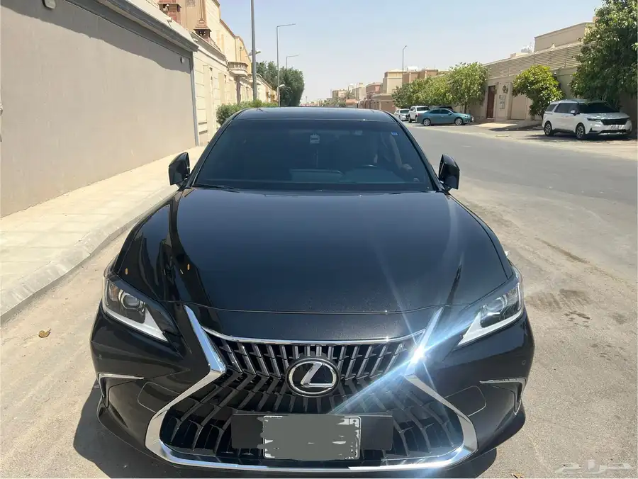 للتنازل بدون مقابل لكزس ES250 AA موديل 2023 9