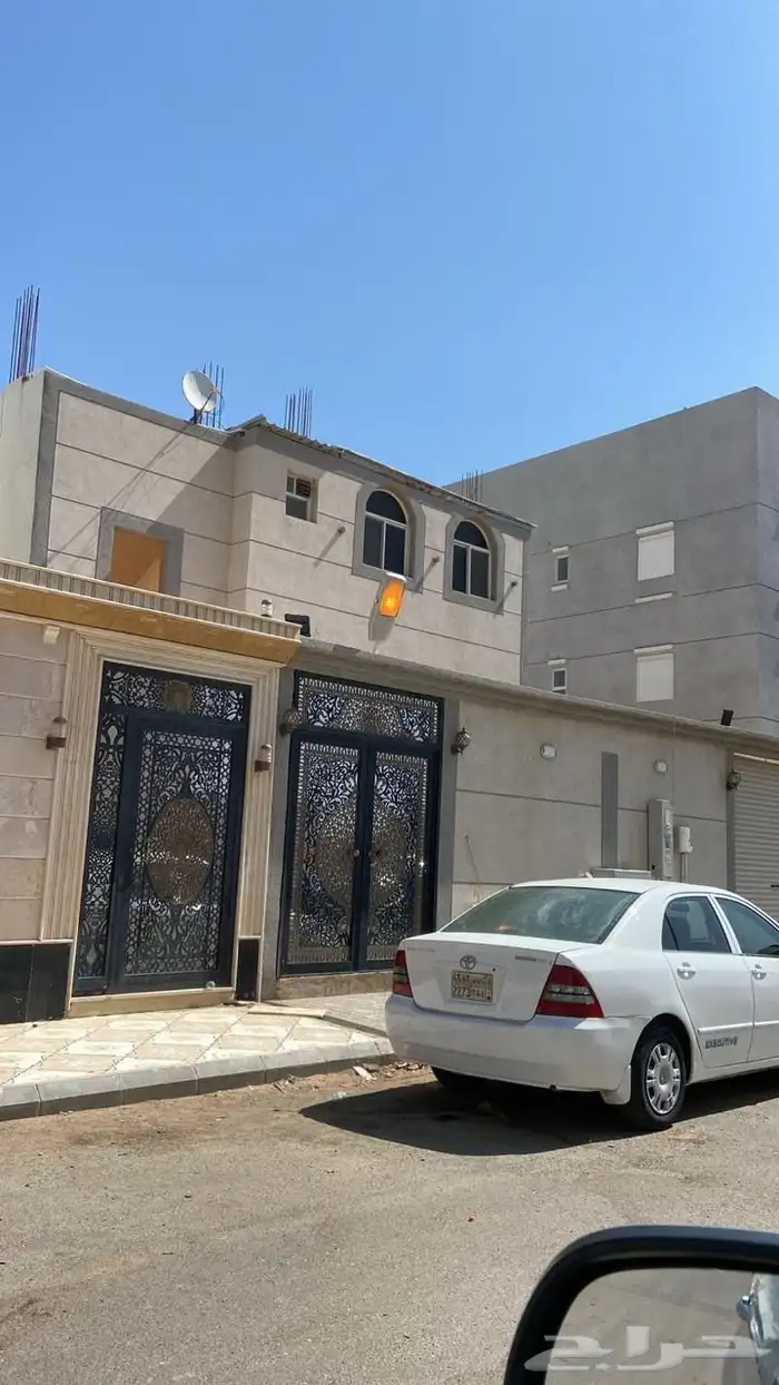 للبيع دور في التلال مساحة 404 0