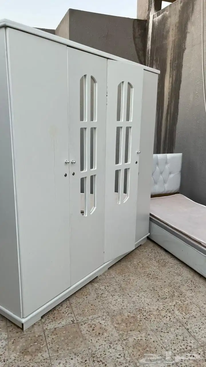 غرفة نوم مكونه من اثنين سرير ودولاب اربع أبواب 2