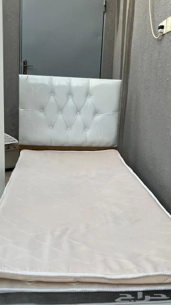غرفة نوم مكونه من اثنين سرير ودولاب اربع أبواب 0