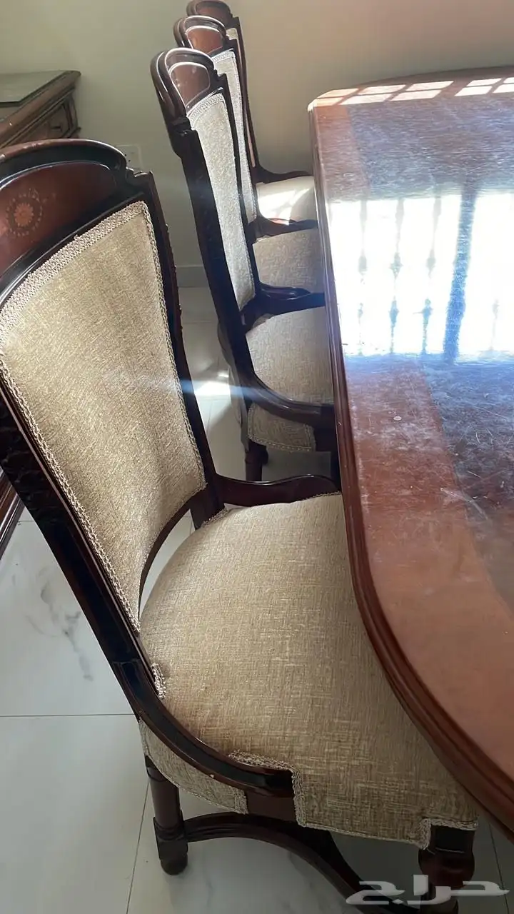 طاولة طعام وكراسي ومرأى 3